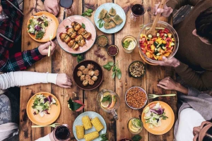 Gemeinsames Essen am runden Tisch, so läufts! (Foto: g-stockstudio/ Shutterstock)